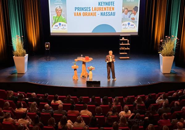 Prinses Laurentien op het podium in de Mythe tijdens het evenement Alles begint met taal